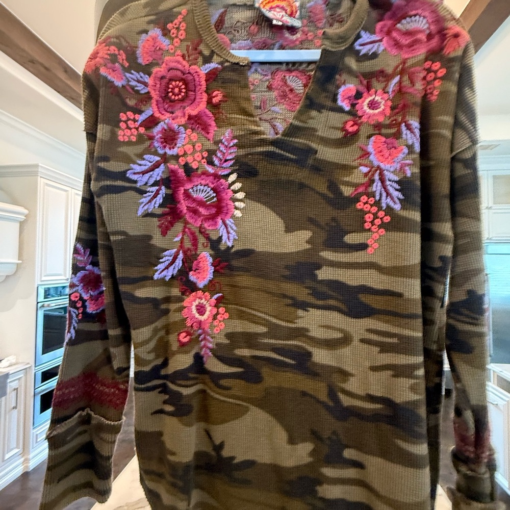 Johnny Was Camo Embroidered Tunic Top 🌸